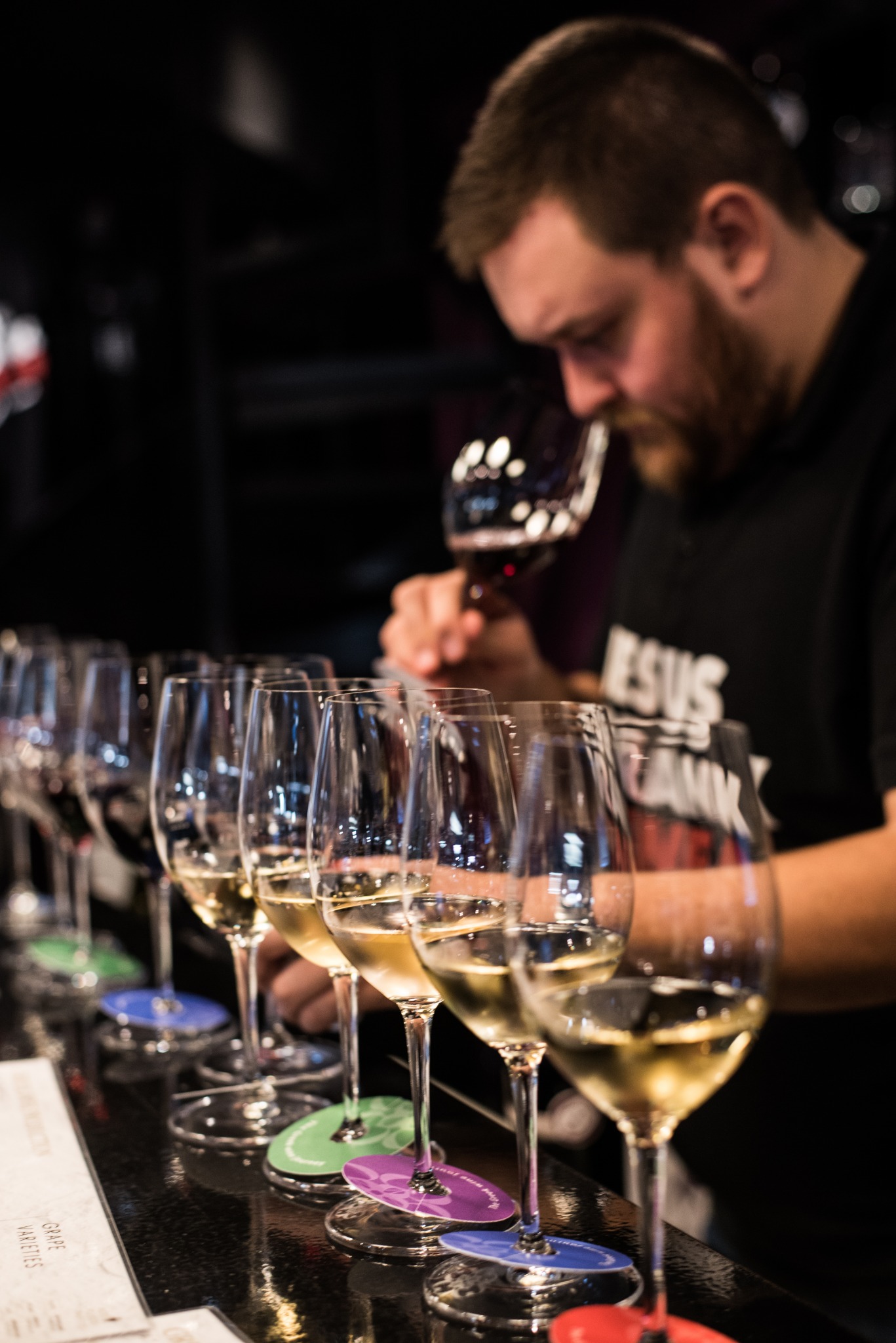 Wine tasting at Cinque: exploring aromas with a flight of wines